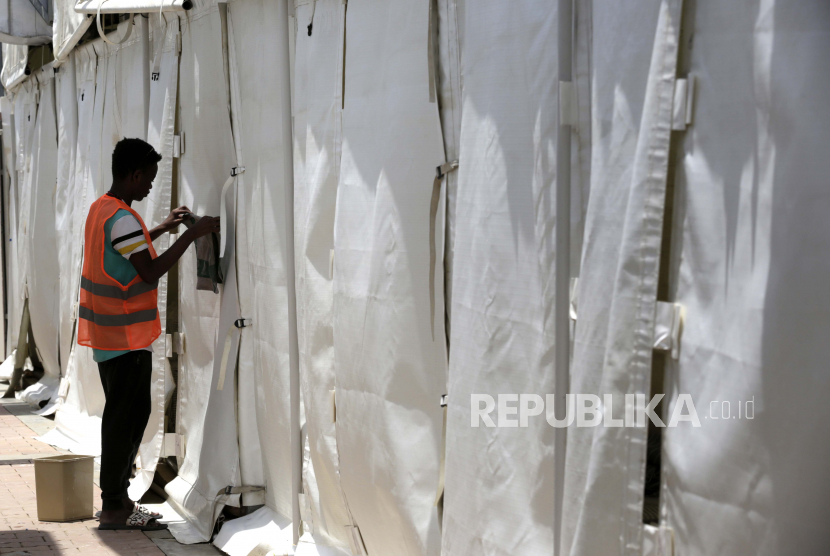 Ilustrasi. Pekerja Sudan mendisinfeksi tenda di sebuah kamp tenda di Mina, dekat kota suci Muslim Makkah, dalam persiapan untuk ziarah haji tahunan yang akan datang, Rabu, 14 Juli 2021. 