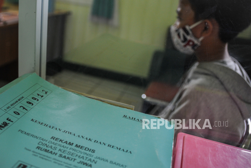 Seorang anak yang mengalami kecanduan gawai menjalani pemeriksaan di Rumah Sakit Jiwa (RSJ) Provinsi Jawa Barat di Cisarua, Kabupaten Bandung Barat, Jawa Barat (ilustrasi)