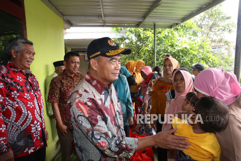 Menko PMK Muhadjir Effendy pada acara roadshow Percepatan Penurunan Stunting dan Penghapusan Kemiskinan Ekstrem di Kabupaten/Kota di Provinsi Jawa Timur, Rabu (1/3/2023). 