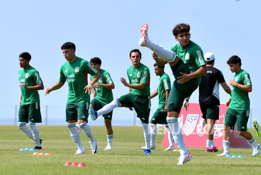 Sejumlah pesepak bola Tim Nasional Meksiko U-17 mengikuti sesi latihan menjelang Piala Dunia U-17 2023 di Training Center Bali United, Pantai Purnama, Gianyar, Bali, Kamis (2/11/2023). Timnas Meksiko U-17 akan bertanding di grup F Piala Dunia U-17 2023 bersama Jerman, Selandia Baru dan Venezuela.  