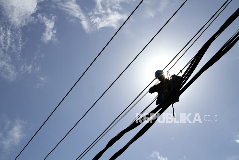 Pekerja memasang kabel empetik milik PT PLN Persero (ilustrasi). PLN UID Jawa Tengah dan DIY bersama YBM PLN memberi sambungan listrik gratis untuk dua madrasah dan satu pesantren di Jateng dan DIY.