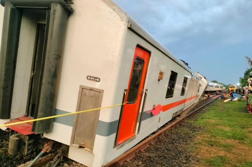 Dua Kereta Alami Keterlambatan Akibat Anjloknya KA Purwojaya di Bekasi
