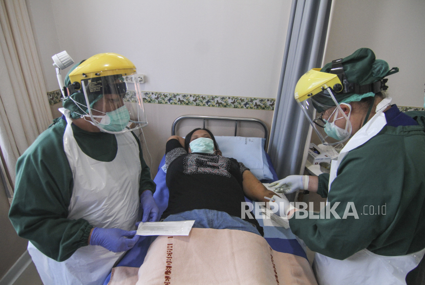 Petugas kesehatan memasang alat kontrasepsi jenis implant kepada warga akseptor di RSUD Ciracas, Jakarta, Senin (29/6/2020). 