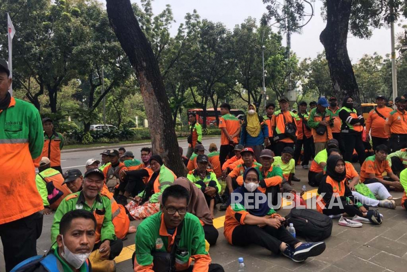 Para eks penyedia jasa lainnya perorangan (PJLP) Unit Pelaksana Kebersihan (UPK) Badan Air Dinas Lingkungan Hidup (DLH) DKI Jakarta melakukan aksi unjuk rasa di depan Gedung Balai Kota, Jakarta Pusat pada Senin (13/3/2023). 