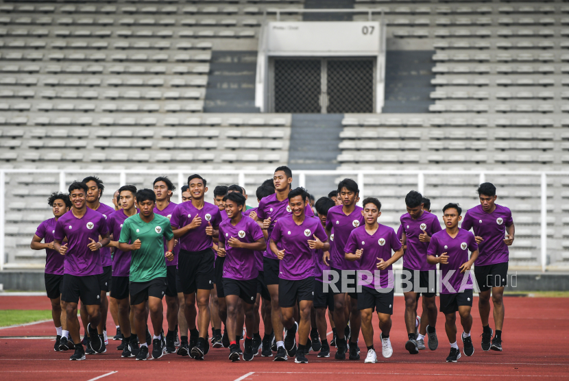 Pesepak bola timnas Indonesia U-19 berlatih di Stadion Madya, Kompleks Gelora Bung Karno Senayan, Jakarta, belum lama ini.
