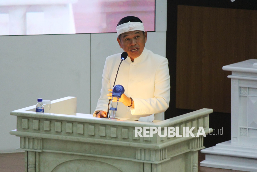 Gubernur Jawa Barat (Jabar) Dedi Mulyadi menyampaikan pendapat akhir gubernur saat Rapat Paripurna DPRD Jabar beragendakan Laporan Pansus IX, Persetujuan Raperda RPJMD, di Gedung DPRD Jabar, Kota Bandung, Sabtu (19/7/2025).