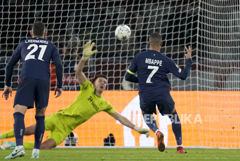 Kylian Mbappe dari PSG )kanan) mencetak gol pertama timnya dari titik penalti pada pertandingan sepak bola grup F Liga Champions antara Paris Saint-Germain dan Newcastle United FC di Parc des Princes di Paris, Rabu (29/11/2023).