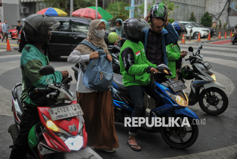 Pengemudi ojek daring mengantar penumpang di Stasiun Sudirman, Jakarta, Senin (19/5/2025). Pengemudi ojek daring yang tergabung dalam Asosiasi Pengemudi Ojol Garuda Indonesia akan menggelar aksi pada Selasa (20/5) dengan jumlah peserta aksi diperkirakan sebanyak 25 ribu ojek daring di wilayah Jabodetabek, Jawa hingga Sumatera. Aksi tersebut juga rencananya akan dilakukan dengan mematikan layanan pemesanan melalui aplikasi imbas dari pemotongan komisi sebesar 20 persen oleh aplikator.