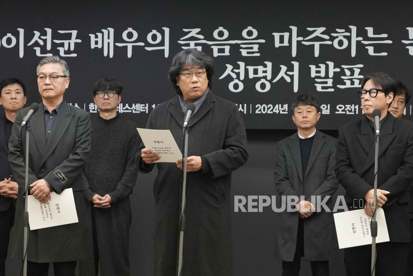 Sutradara Korea Selatan Bong Joon-ho, tengah, berbicara saat konferensi pers menuntut penyelidikan atas kasus kematian mendiang aktor Lee Sun-kyun di Seoul, Korea Selatan, Jumat, 12 Januari 2024. 