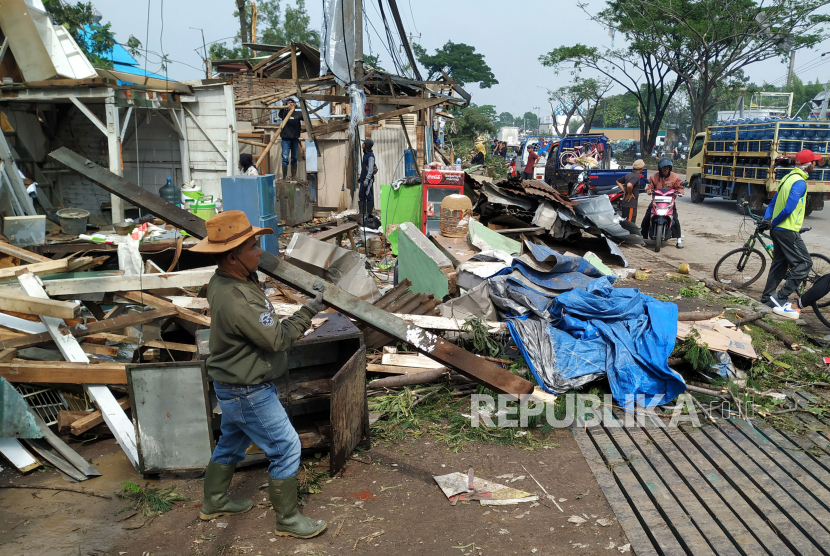 Ratusan bangunan dan warung di pinggir jalan rusak berat akibat angin puting beliung yang terjadi di Rancaekek, Kabupaten Bandung, Kamis (22/2/2024).