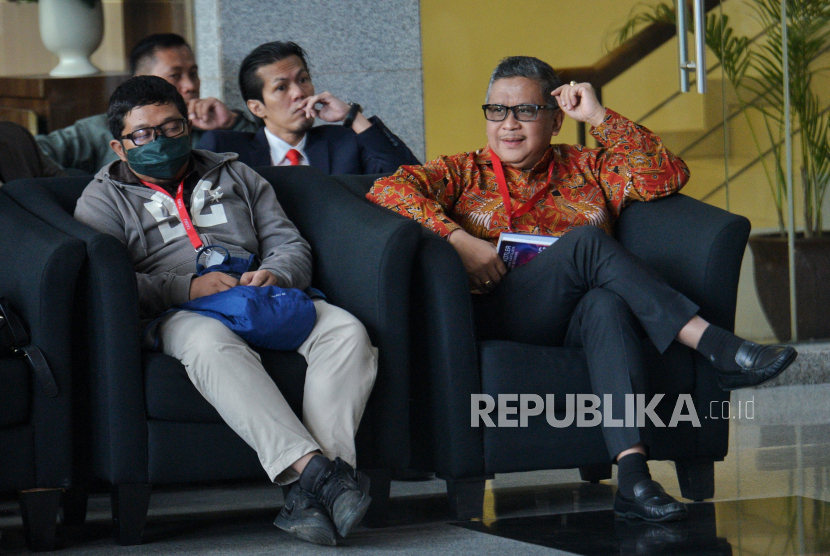 Sekjen PDI Perjuangan Hasto Kristiyanto tiba untuk memenuhi panggilan KPK sebagai saksi kasus Harun Masiku, di Gedung Merah Putih KPK, Jakarta, Senin (10/6/2024).