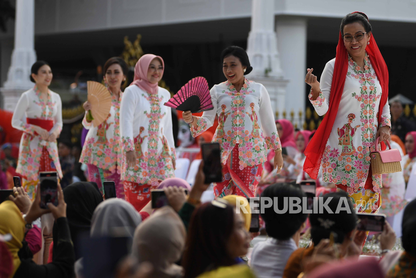 Istana Berkebaya di depan Istana Merdeka, Jakarta, Ahad (6/8/2023).