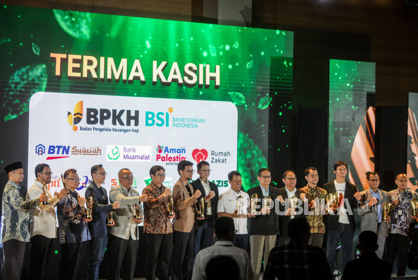 Direktur Utama Republika Farash Farich (tengah) berfoto bersama pemenang Anugerah Syariah Republika 2023 di Jakarta, Kamis (30/11/2023). 