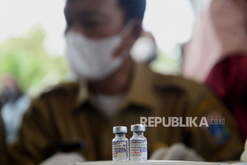 Botol vaksin Covid-19 yang telah digunakan di Balai Kota Jakarta, Selasa (24/1/2023). Perbaikan kondisi pandemi Covid-19 berdampak pada kinerja holding BUMN farmasi.