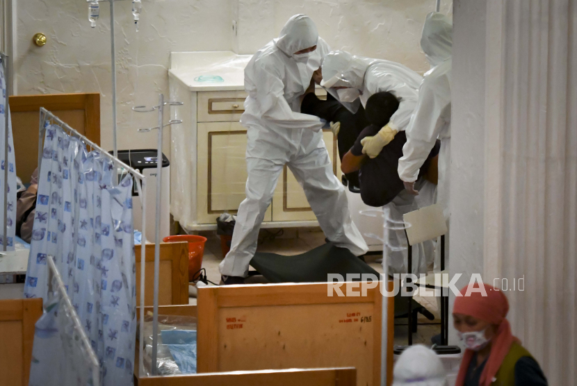 Para pekerja medis membawa seorang pasien yang diduga memiliki coronavirus di dalam sebuah restoran yang telah diubah menjadi sebuah klinik di Bishkek, Kirgistan, Rabu, 22 Juli 2020.