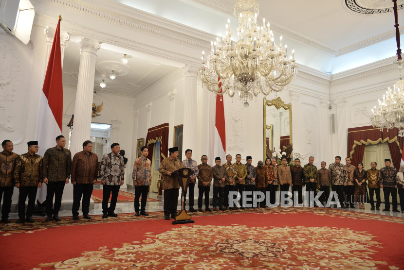 Presiden Prabowo Subianto didampingi Wapres Gibran Rakabuming Raka mengumumkan jajaran menteri Kabinet Merah Putih di Istana Merdeka, Jakarta, Ahad (20/10/2024) malam WIB.