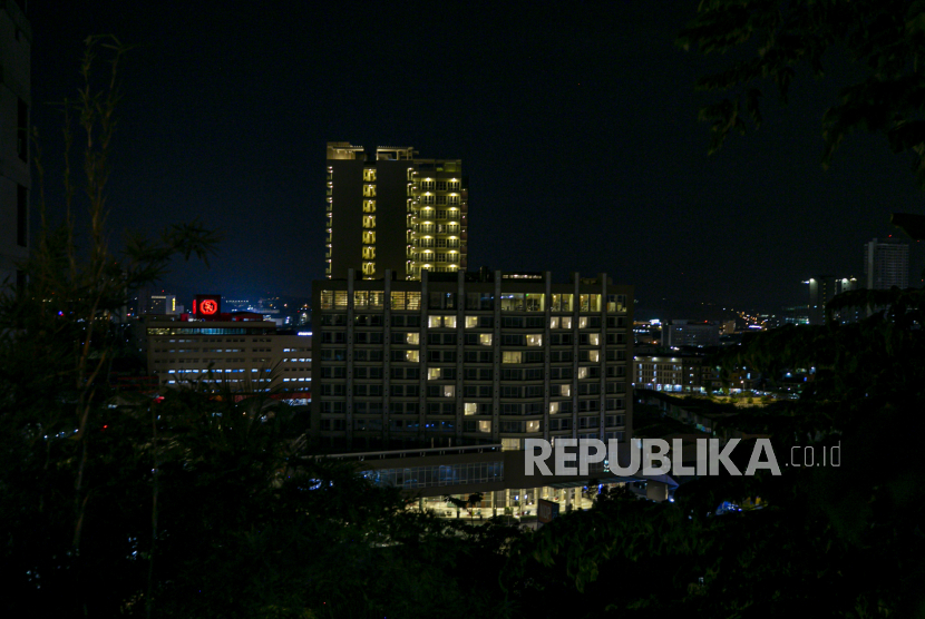 Salah satu hotel di Batam menyalakan lampu-lampu kamarnya membentuk lambang hati (love) di kawasan Nagoya, Batam, Kepulauan Riau. Okupansi Hotel di Batam Hampir 100 Persen Jelang Akhir Tahun