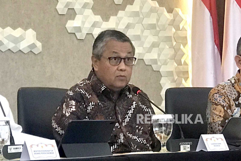 Gubernur Bank Indonesia Perry Warjiyo dalam konferensi pers Devisa Hasil Ekspor (DHE) di Gedung Kemenko Ekonomi, Jumat (28/7/2023). 