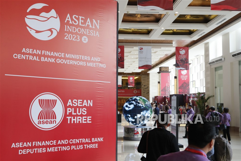 Suasana pertemuan menteri keuangan dan gubernur bank sentral negara ASEAN di Bali. Center of Reform on Economics (Core) Indonesia menilai, wacana ASEAN untuk mengurangi penggunaan dolar AS dapat mengurangi risiko volatilitas.