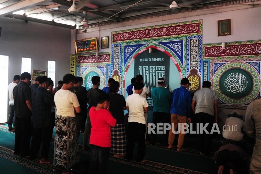 Wisatawan melaksanakan ibadah Shalat Zuhur di Masjid An Nur, Jakarta, Selasa (19/6).