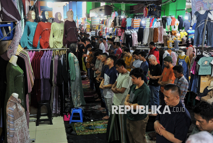 Jamaah melaksanakan sholat Jumat pertama di bulan Ramadhan di selasar lapak dagangan di Pasar Tanah Abang, Jakarta, Jumat (7/3/2025). Pada Jumat pertama Ramadhan 1446 Hijriah ini,  sejumlah umat muslim memafaatkan waktunya dengan memperbanyak ibadah salah satunya melaksanakan sholat Jumat. Semantara, Masjid Nurul Muhajirin yang berada di komplek pusat perbelanjaan Pasar Tanah Abang itu tidak dapat menampung jamaah yang akan melaksanakan shalat Jumat, sehingga para jamaah memanfaatkan area lorong dan lapak dagangannya menjadi tempat untuk sholat.