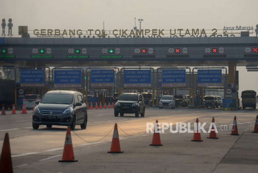 Kendaraan melintas di pintu Tol Cikampek Utama, Karawang, Jawa Barat, Senin (25/4/2022). PT Jasa Marga (Persero) Tbk mencatat sebanyak 445.944 kendaraan meninggalkan wilayah Jabotabek pada H-10 sampai H-8 Hari Raya Idul Fitri 1443 H/2022, tepatnya pada 22-24 April 2022.