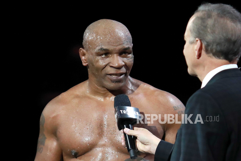  Reaksi Mike Tyson usai menerima hasil imbang split melawan Roy Jones Jr saat pertarungan Mike Tyson vs Roy Jones Jr di Staples Center di Los Angeles, California, AS, 28 November 2020.