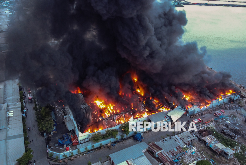 Foto udara suasana kebakaran yang melanda pabrik produksi sepeda milik PT Roda Pasifik Mandiri di Kawasan Industri Terboyo, Semarang, Jawa Tengah, Kamis (21/11/2024). Dinas Pemadam Kebakaran Kota Semarang mengerahkan sebanyak 40 personel dan 14 mobil armada tangki air untuk memadamkan kebakaran tersebut dan hingga malam pukul 19.30 WIB proses pemadaman masih berlangsung akibat banyaknya titik api yang melanda pabrik tersebut sejak sore Kamis (21/11) pukul 16.00 WIB. 