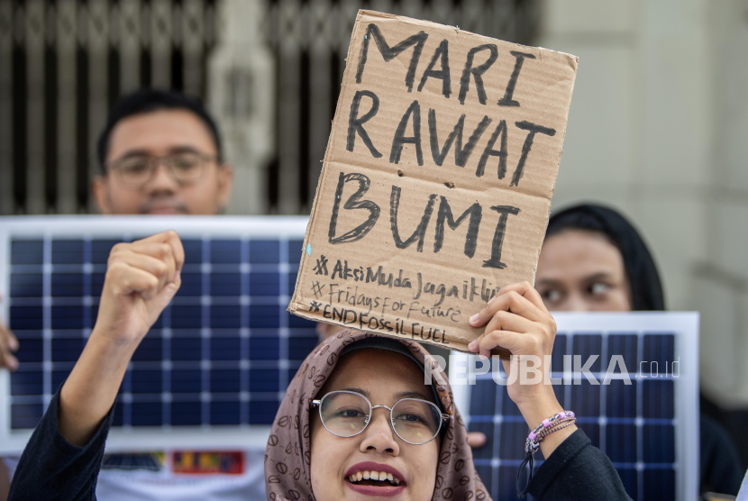 Sejumlah mahasiswa mengikuti aksi simpatik krisis iklim dan percepatan transisi energi di Gedung Merdeka, Bandung, Jawa Barat, Rabu (7/8/2024). Aksi oleh mahasiswa dari berbagai daerah tersebut meminta kepada Pemerintah untuk meningkatkan penggunaan energi bersih, mendorong energi terbarukan di kalangan komunitas dan menghentikan ketergantungan terhadap energi kotor. 