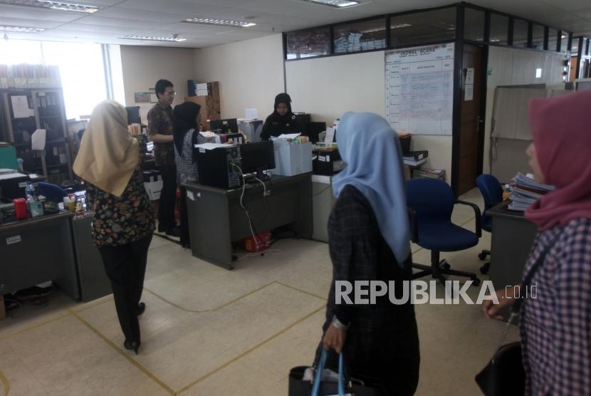 Sejumlah Pegawai Negeri Sipil (PNS) Pemprov DKI Jakarta melakukan aktivitas pada hari pertama masuk kerja usai libur Idul Fitri di Badan Kepegawaian Daerah (BKD) gedung Balaikota, Jakarta, Kamis (21/6).