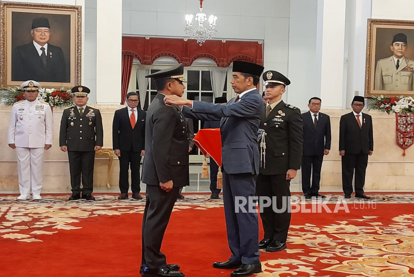 Presiden Joko Widodo (Jokowi) melantik Letjen Agus Subiyanto menjadi Kepala Staf Angkatan Darat (KSAD)di Istana Negara, Jakarta, Rabu (25/10/2023).