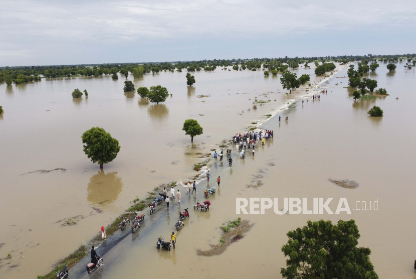 File foto banjir menggenangi rumah-rumah setelah hujan deras di Hadeja, Nigeria pada 19 September 2022. 