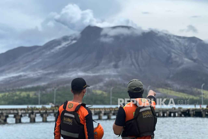 Personel Basarnas (Badan SAR Nasional) mengamati Gunung Ruang dari dermaga pelabuhan Tagulandang, Kabupaten Kepulauan Sitaro (Siau, Tagulandang, Biaro), Sulawesi Utara, Kamis (18/4/2024).