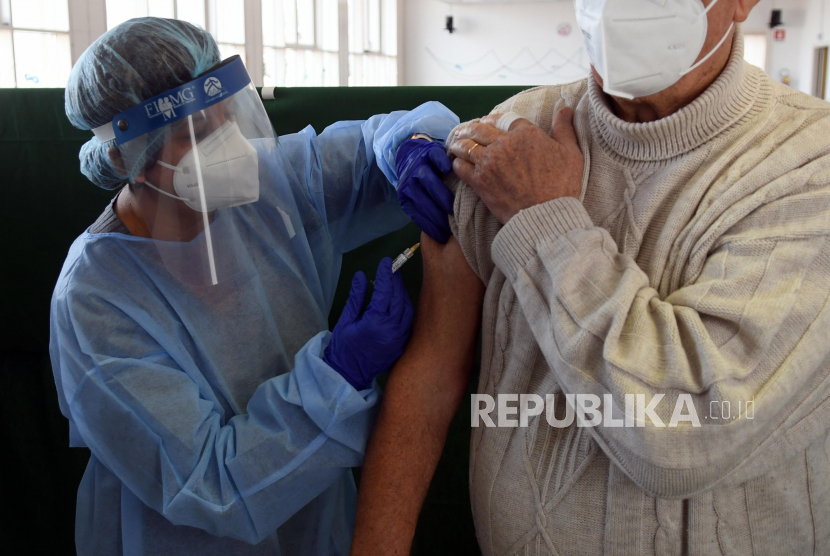 Seorang petugas medis melakukan vaksin flu di komune Pioltello, Milan, 17 November 2020.