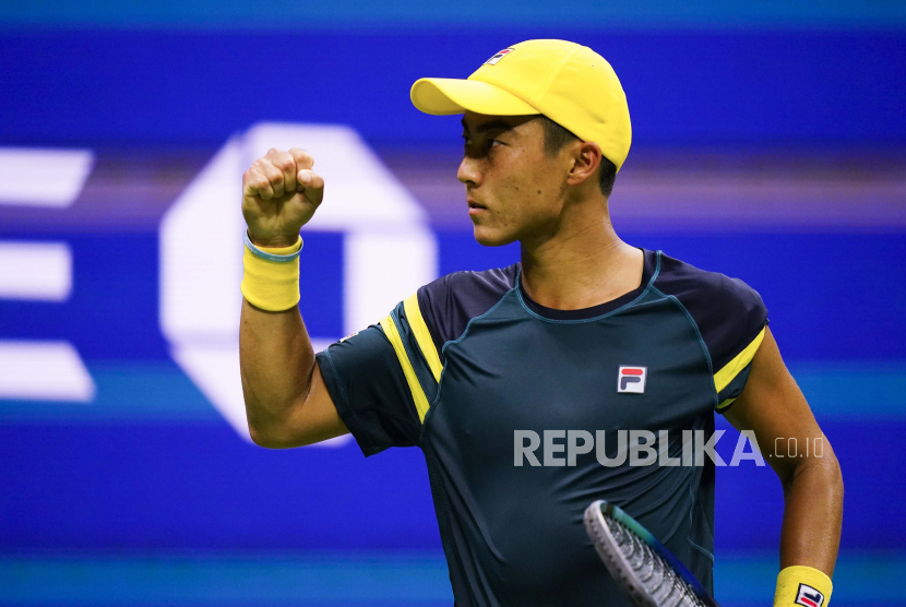 Rinky Hijikata, dari Australia, bereaksi selama pertandingan melawan Rafael Nadal, dari Spanyol, pada putaran pertama kejuaraan tenis AS Terbuka, Selasa, 30 Agustus 2022, di New York.