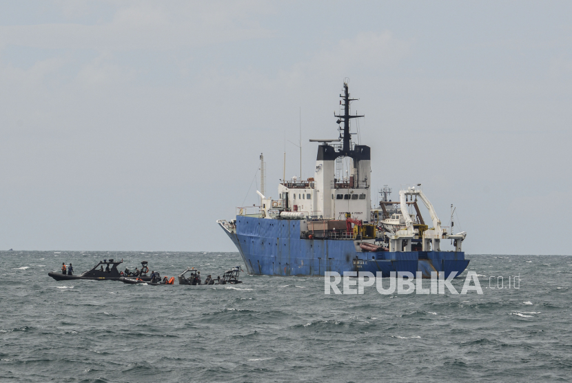 Kapal Riset Baruna Jaya IV melakukan penyisiran di lokasi jatuhnya pesawat Sriwijaya Air nomor penerbangan SJ182 di perairan Kepulauan Seribu, Jakarta.