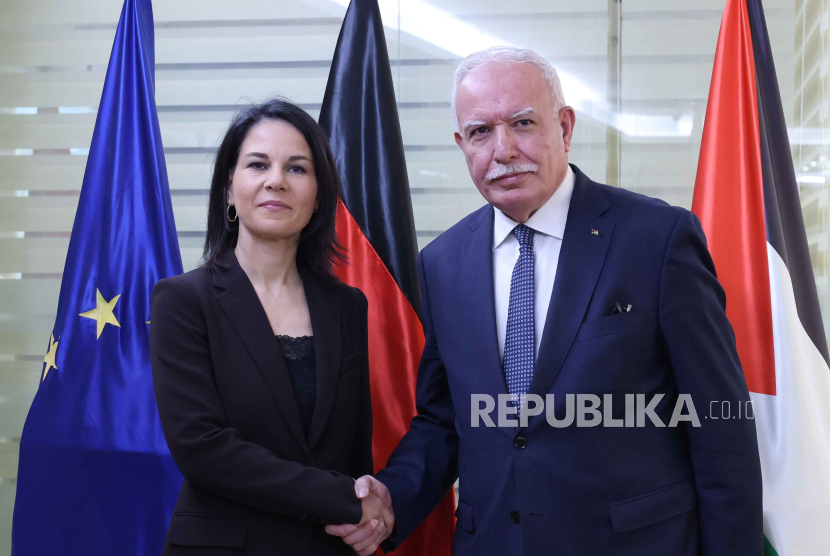  Menteri Luar Negeri Palestina Reyad al-Maleki (kanan) menyambut Menteri Luar Negeri Jerman Annalena Baerbock (kiri) untuk pertemuan setelah kunjungannya ke kota Ramallah di Tepi Barat, (8/1/2024).