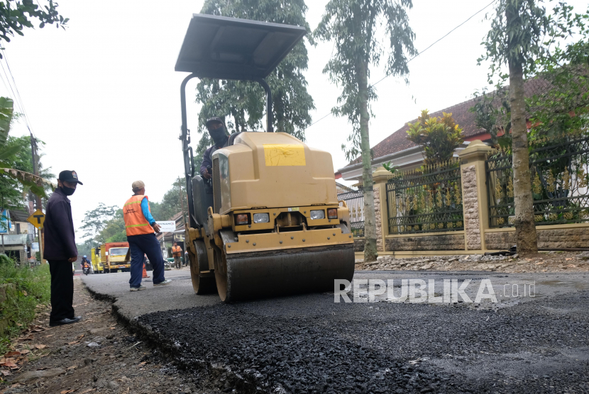 Pekerja bagian pemeliharaan dan perbaikan jalan melakukan perbaikan jalan rusak (ilustrasi)