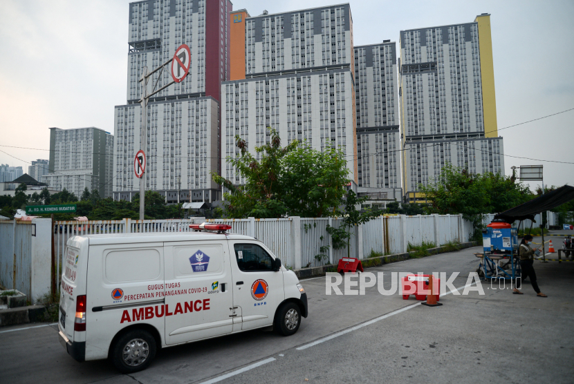 Mobil ambulans memasuki area Rumah Sakit Darurat Covid-19 Wisma Atlet, Jakarta, Senin (7/6). Jumlah pasien positif Covid-19 yang dirawat di RSDC Wisma Atlet Kemayoran berdasarkan data pada Senin 7 Juni 2021 pukul 08.00 WIB mencapai 2.734 orang atau mengalami kenaikan bed occupancy ratio (BOR) dari 15,02 persen menjadi 45,6 persen. Republika/Thoudy Badai