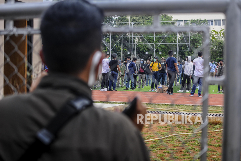 Orang tua saat akan menjemput anaknya yang ditahan karena terlibat aksi penolakan Undang-Undang Cipta Kerja di Polda Metro Jaya, Jakarta, Rabu (14/10). Hak atas pendidkan formal anak yang ikut demo tak boleh dicederai.