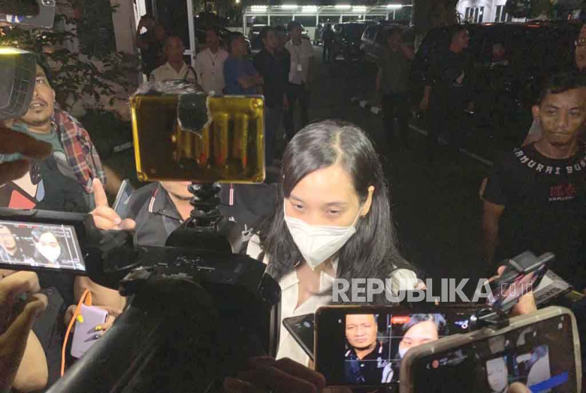 Selebgram bernama Virly Virginia telah menjalani pemeriksaan perdana sebagai saksi kasus film porno lokal di Polda Metro Jaya, Jakarta Selatan, Selasa (19/9/2023). 