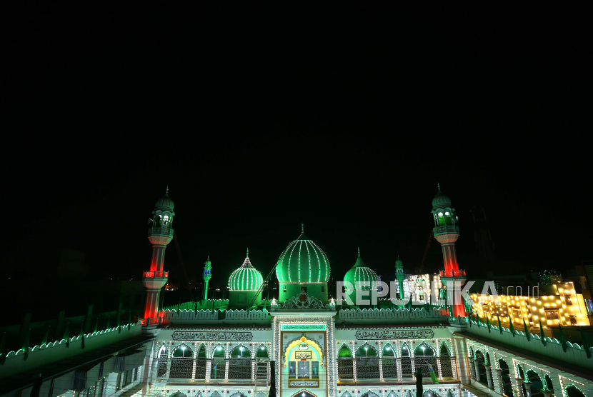 Pemandangan masjid yang diterangi cahaya menjelang Idul Fitri, Maulid Nabi Muhammad, di Karachi, Pakistan, 17 Oktober 2021.