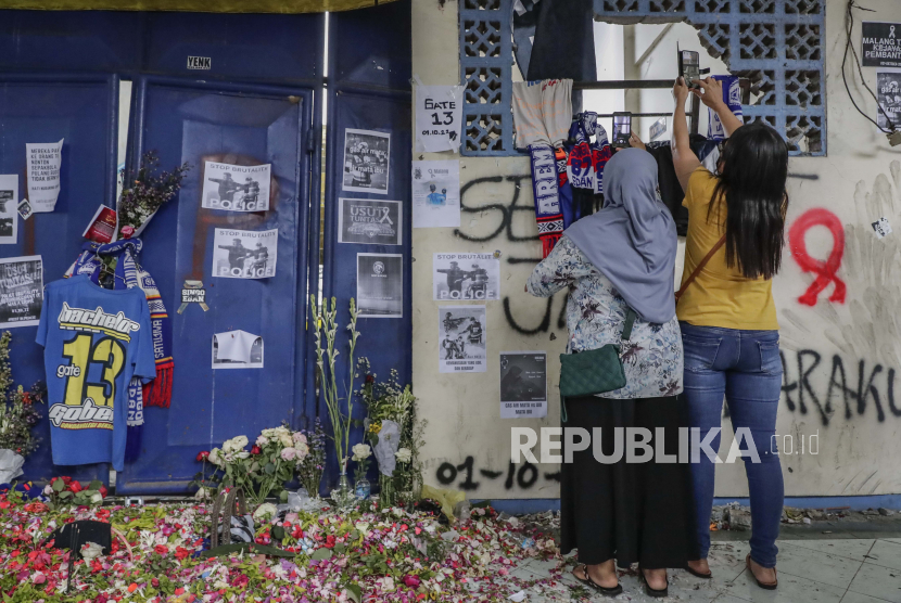 Pintu masuk gerbang 13, situs utama penyerbuan di Stadion Kanjuruhan, di Malang, Jawa Timur. TGPIF mengumpulkan sejumlah fakta terkait tragedi Kanjuruhan 