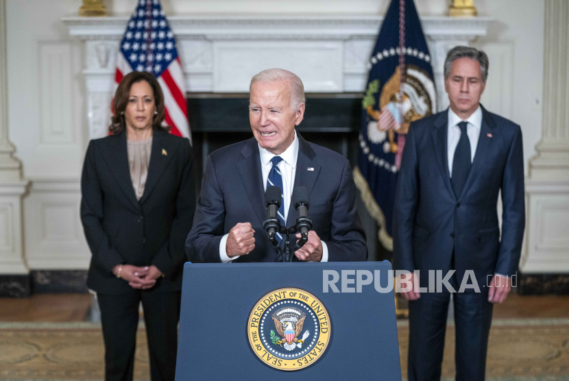 Presiden AS Joe Biden (tengah), bersama Wakil Presiden Kamala Harris (kiri) dan Menteri Luar Negeri Antony Blinken (kanan). Pemerintah AS tidak akan mengirimkan pasukan ke Israel maupun Gaza.