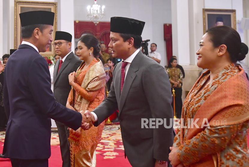 Presiden Joko Widodo memberi ucapan selamat kepada Wakil Menteri Keuangan Thomas Djiwandono usai acara pelantikan di Istana Negara, Jakarta, Kamis (18/7/2024). Presiden Joko Widodo melantik tiga wakil menteri yakni Thomas Djiwandono menjadi Wakil Menteri Keuangan, Sudaryono menjadi Wakil Menteri Pertanian, dan Yuliot Tanjung menjadi Wakil Menteri Investasi.