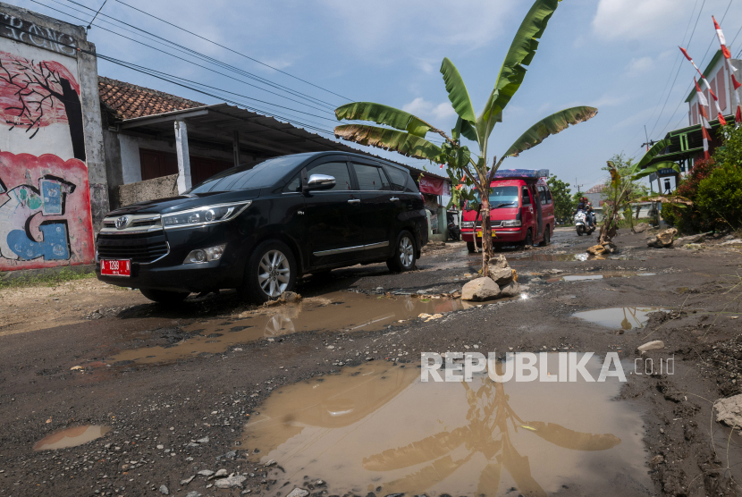 Pengendara roda empat melintas dijalan yang rusak. Warga Jakarta Barat (Jakbar) mengajukan gugatan UU Lalu Lintas dan Angkutan Jalan (LLAJ) ke Mahkamah Konstitusi (MK).