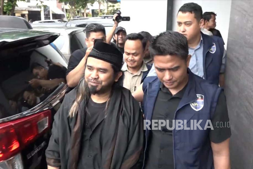 Samsudin Jadab alias Gus Samsudin (kiri) diperiksa sebagai saksi terkait konten boleh tukar pasangan. Samsudin diperiksa di Mapolda Jatim, Surabaya, Kamis (29/2/2024). 