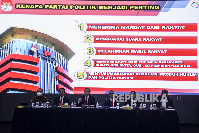 Ketua KPK Firli Bahuri (ketiga kiri) bersama Wakil Ketua KPK Alexander Marwata (ketiga kanan), Johanis Tanak (kedua kiri), Nurul Ghufron (kedua kanan), Sekjen KPK Cahya Harefa (kiri) dan Kepala Bagian Pemberitaan Ali Fikri (kanan) menyampaikan konferensi pers akhir tahun Kinerja dan Capaian KPK 2022 di Gedung KPK, Jakarta, Selasa (27/12/2022). KPK dalam upaya penanganan tindak pidana korupsi telah melaksanakan sejumlah penindakan kegiatan diantaranya 113 penyelidikan, 120 penyidikan, 121 penuntutan, 121 perkara Inkracht dan mengeksekusi putusan 100 perkara serta menetapkan 149 tersangka dari perkara penyidikan. Republika/Putra M. Akbar