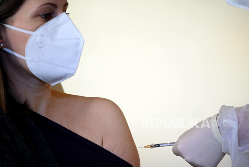 Seorang wanita menerima vaksin Pfizer-BioNTech melawan COVID-19 di rumah sakit Careggi di Florence, Italia, 27 Desember 2020.