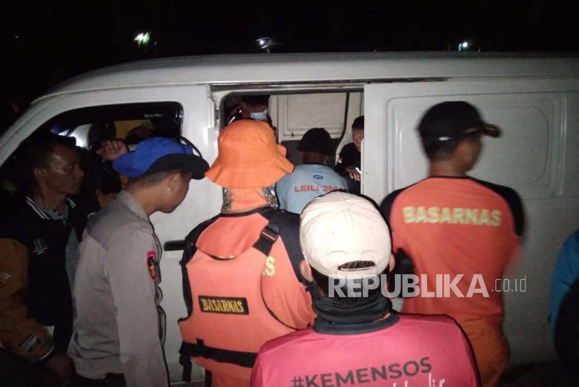 Tim SAR gabungan mengevakuasi korban tenggelam di Pantai Taman Manalusu, Kecamatan Cikelet, Kabupaten Garut, Senin (6/3/2023).